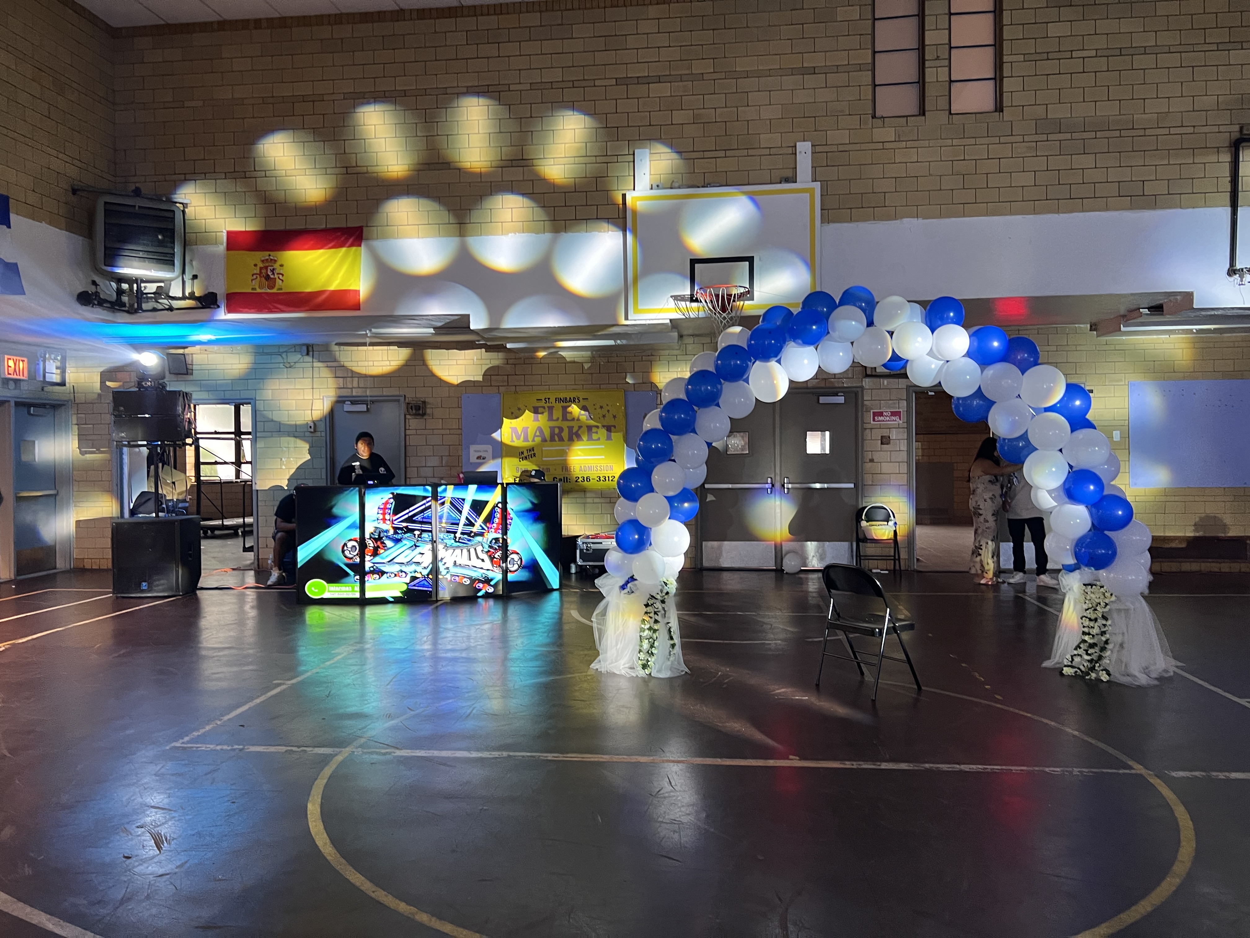 Setup de DJ Smalls con pantallas LED y arco de globos azules y blancos