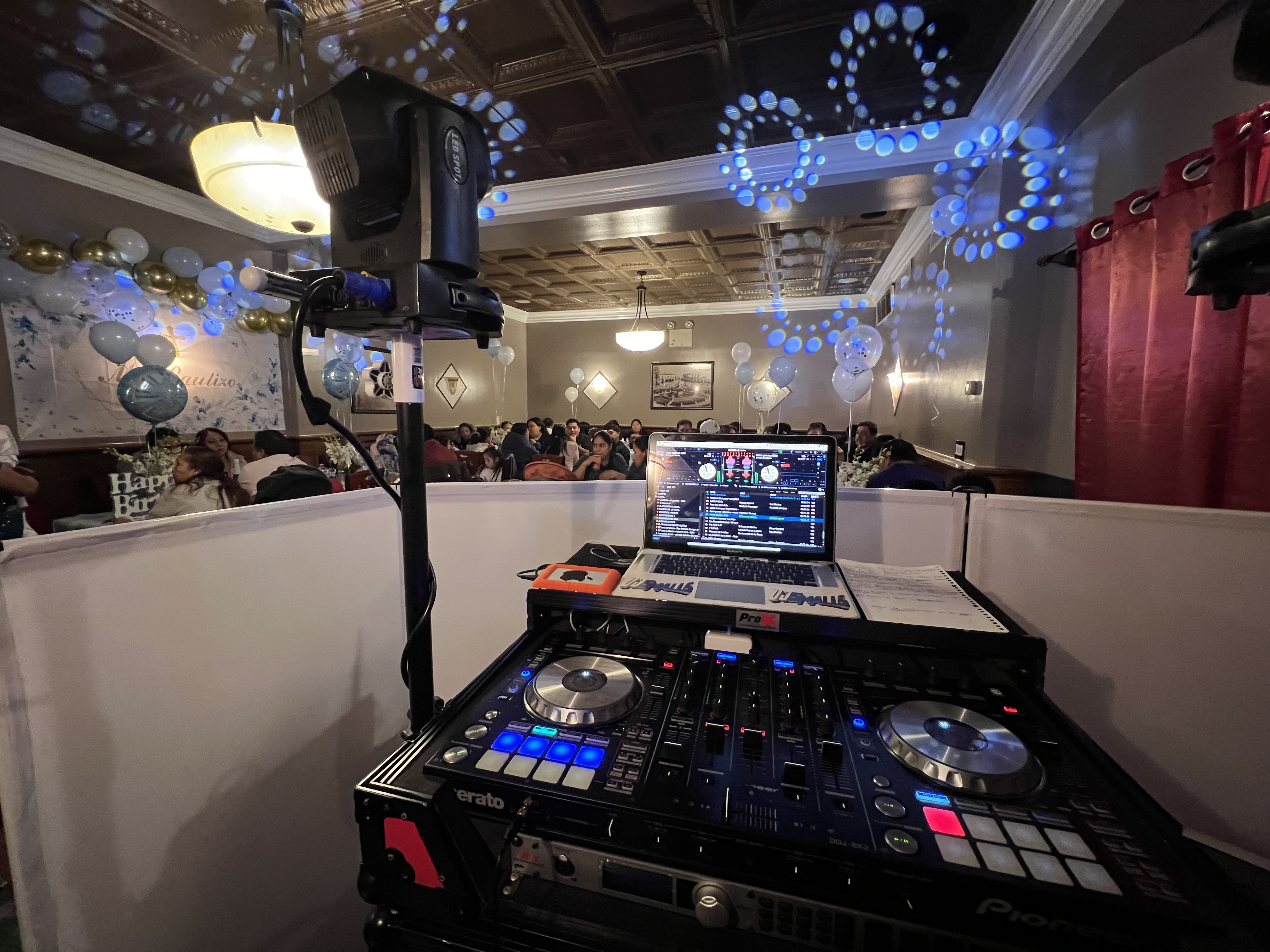 Equipo profesional Pioneer DJ con Serato y luces azules en fiesta de cumpleaños